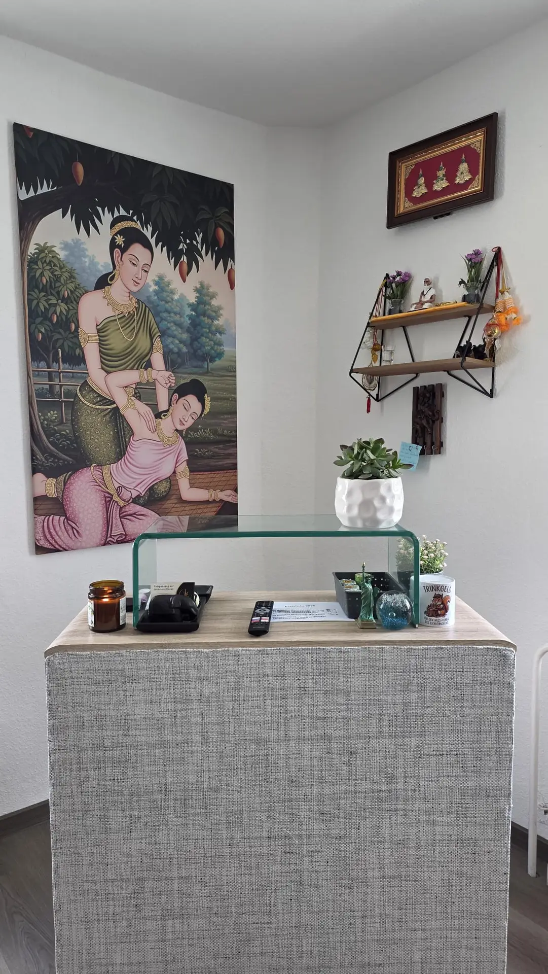 Behandlungsraum mit Thai-Wanddekoration im SIAM Studio Haiger